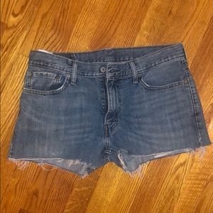 Levi’s denim shorts -Men’s, but gender neutral ❗️